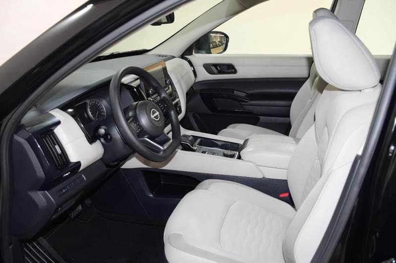 2025 Nissan Pathfinder S thumbnail 4