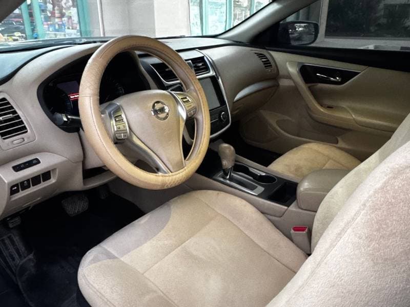 2016 Nissan Altima SV thumbnail 3