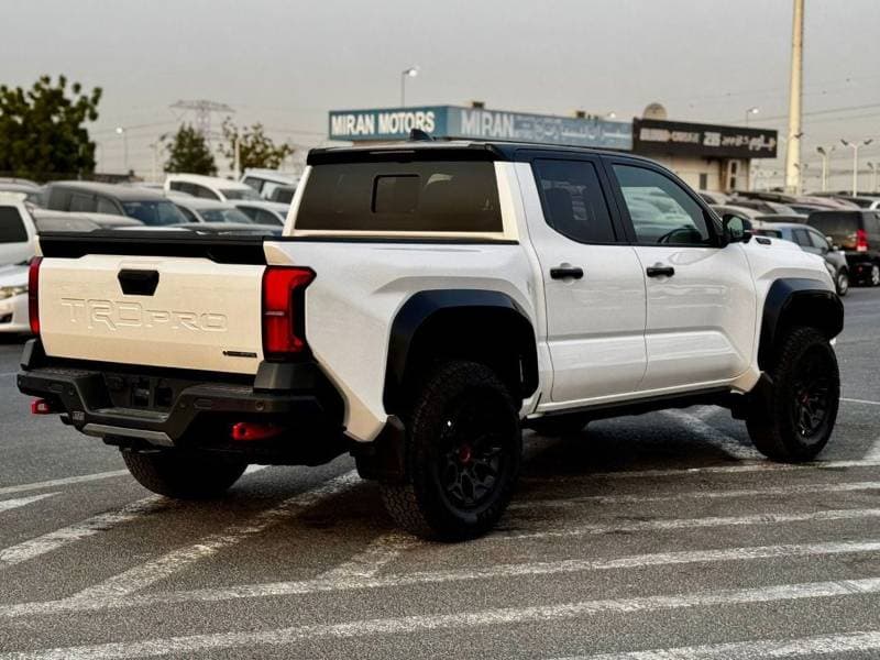 2025 Toyota Tacoma thumbnail 3