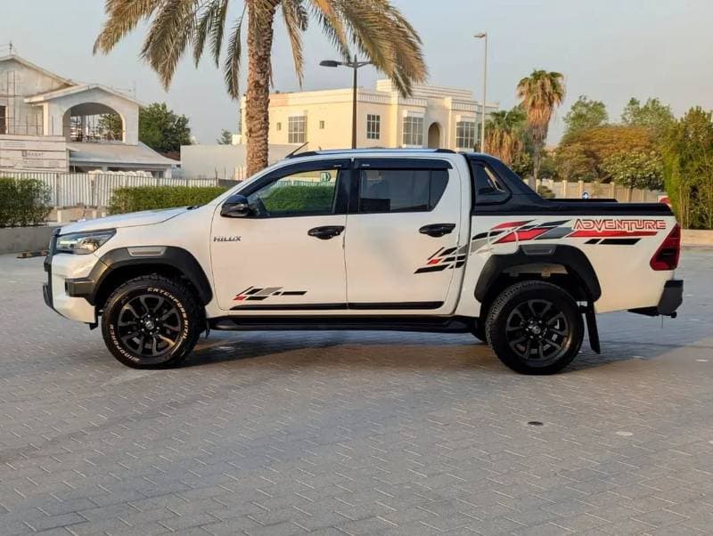 2021 Toyota Hilux SGLX thumbnail 4