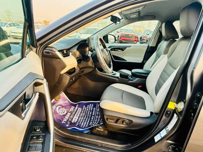 2022 Toyota RAV4 XLE thumbnail 2