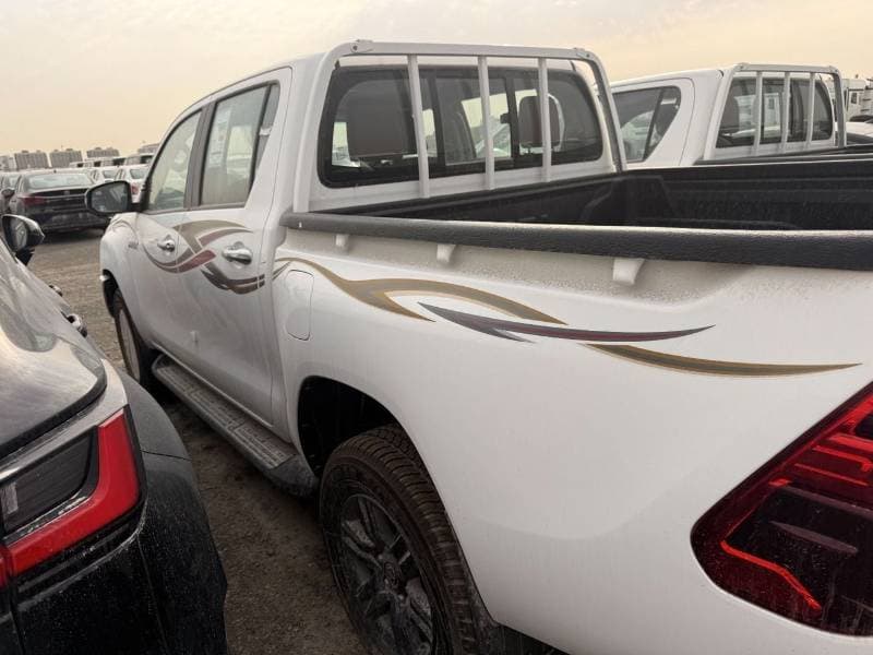 2026 Toyota Hilux SR5 thumbnail 3