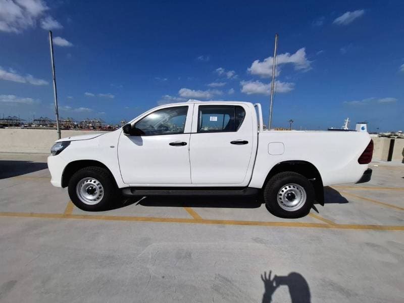 2026 Toyota Hilux DLX thumbnail 4