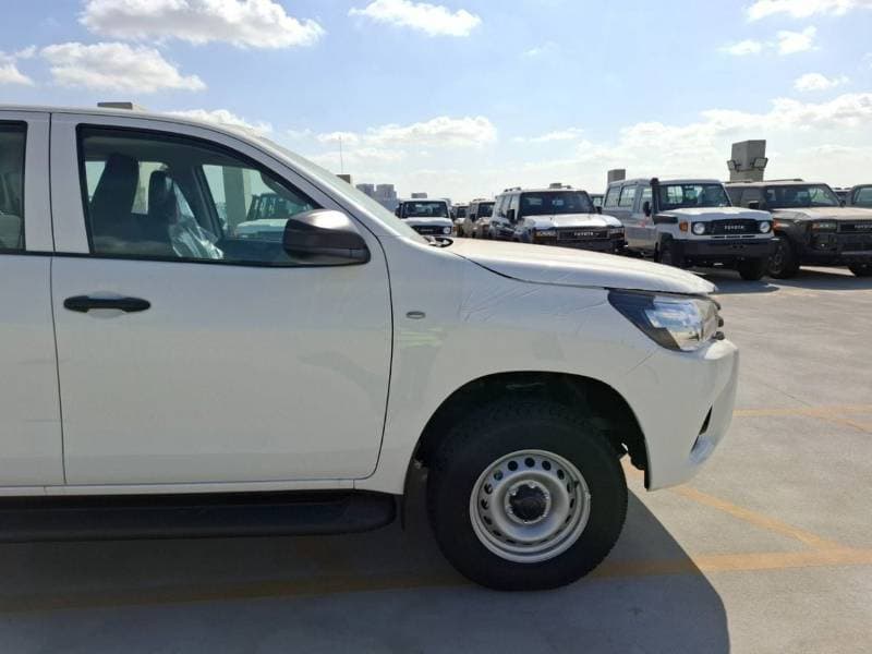 2026 Toyota Hilux DLX thumbnail 2