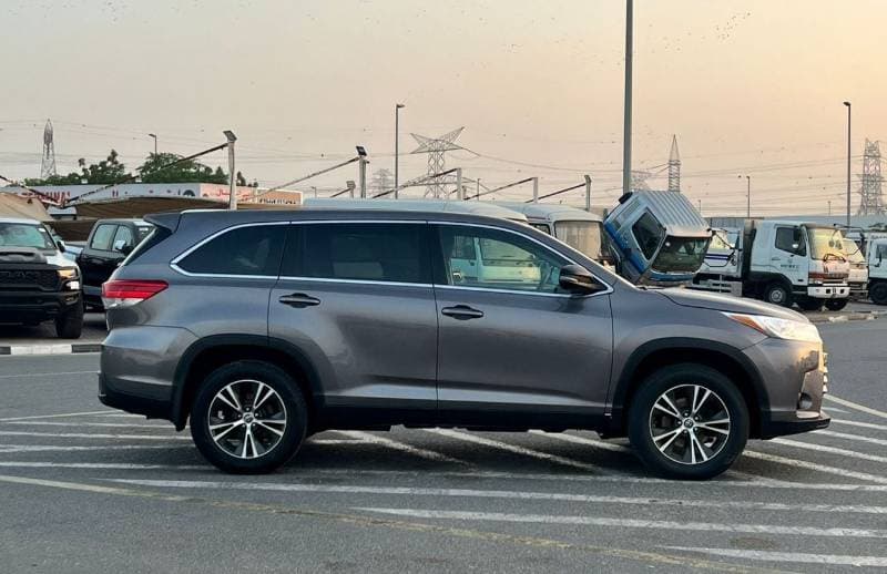 2019 Toyota Highlander LE thumbnail 4