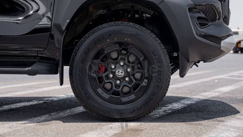 2025 Toyota Hilux GR SPORT thumbnail 5
