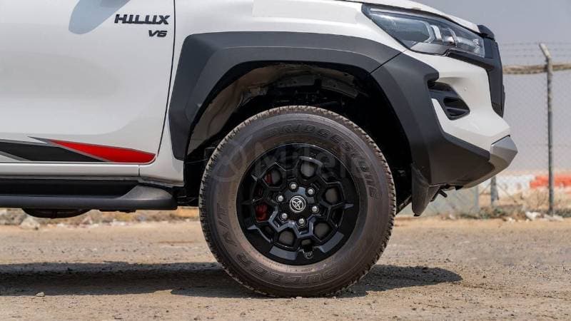 2025 Toyota Hilux GR SPORT thumbnail 5