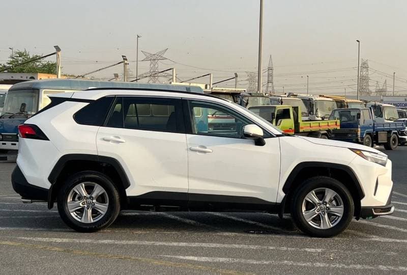 2025 Toyota RAV4 thumbnail 7