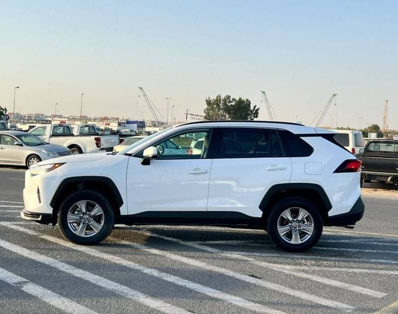 2025 Toyota RAV4 XLE thumbnail 4