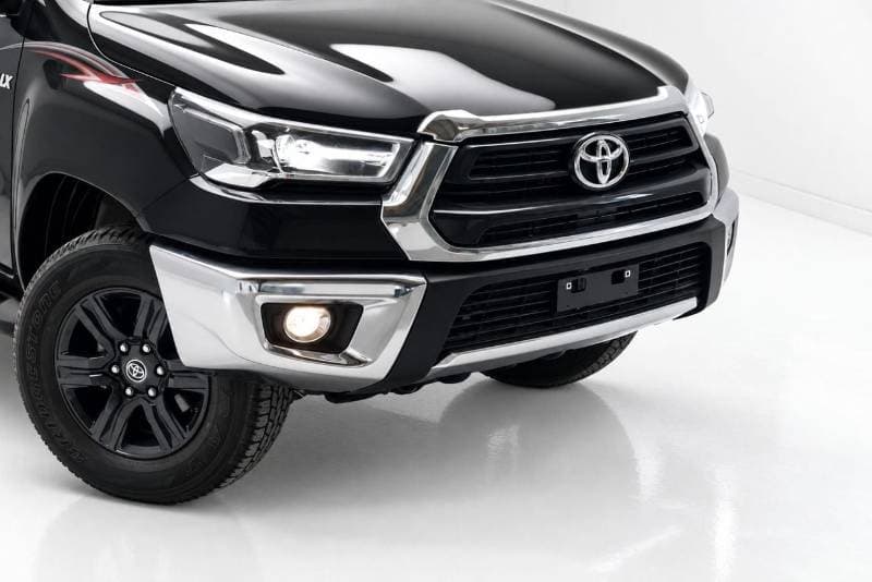 2026 Toyota Hilux SR5 thumbnail 2