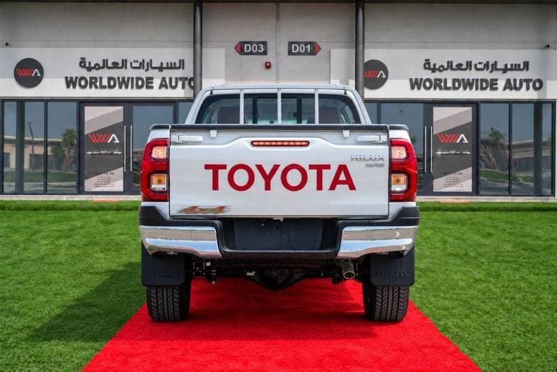 2026 Toyota Hilux SR5 thumbnail 4