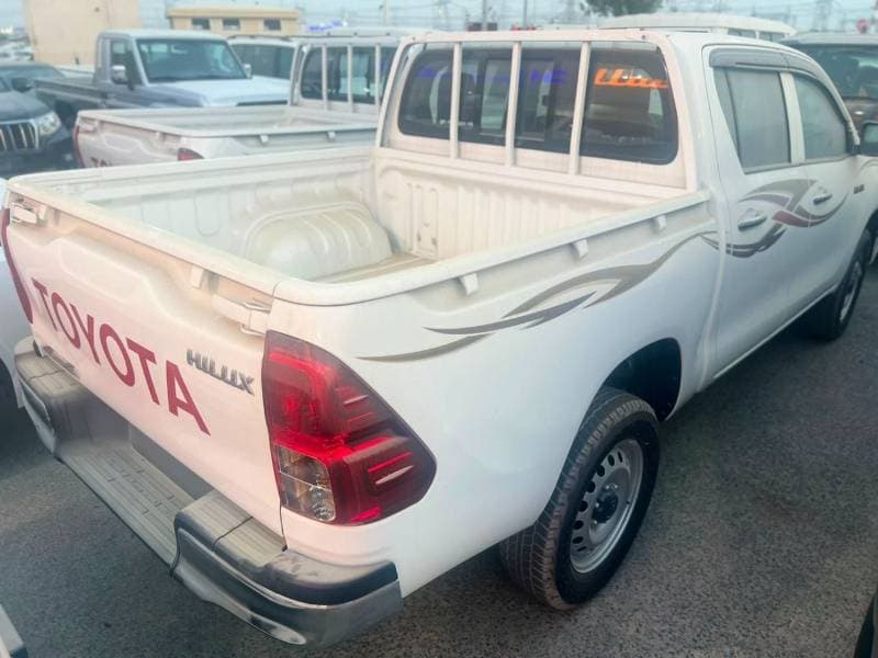 2026 Toyota Hilux thumbnail 2