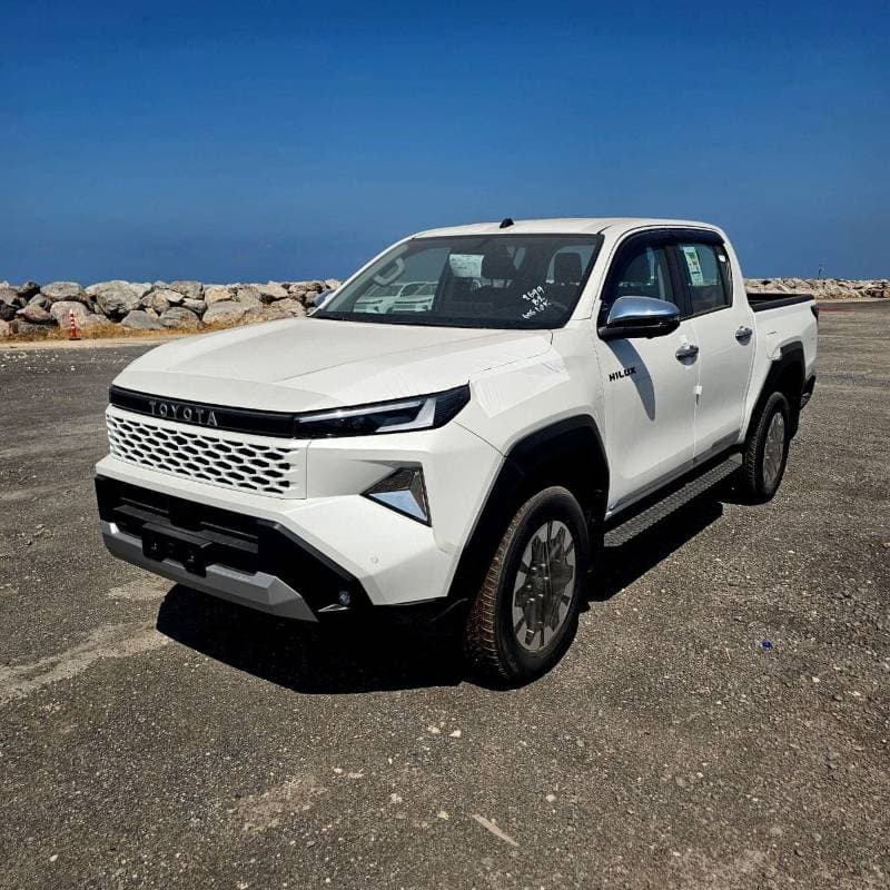 2027 Toyota Hilux thumbnail 2