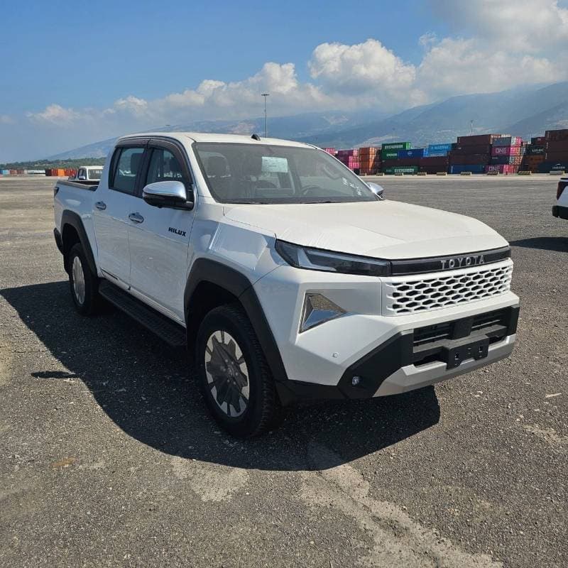 2027 Toyota Hilux thumbnail 3