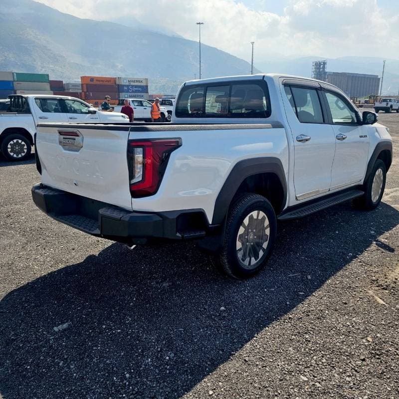 2027 Toyota Hilux thumbnail 5