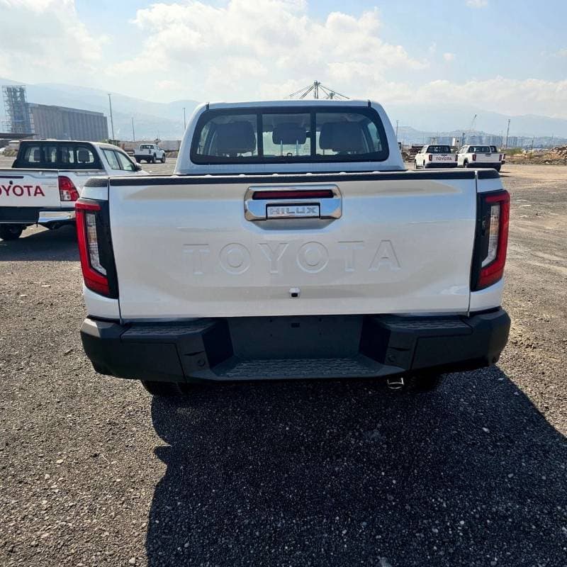 2027 Toyota Hilux thumbnail 6