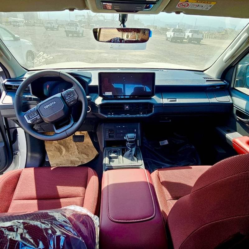 2027 Toyota Hilux thumbnail 8