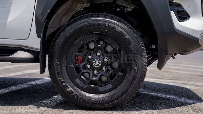 2025 Toyota Hilux GR SPORT thumbnail 5