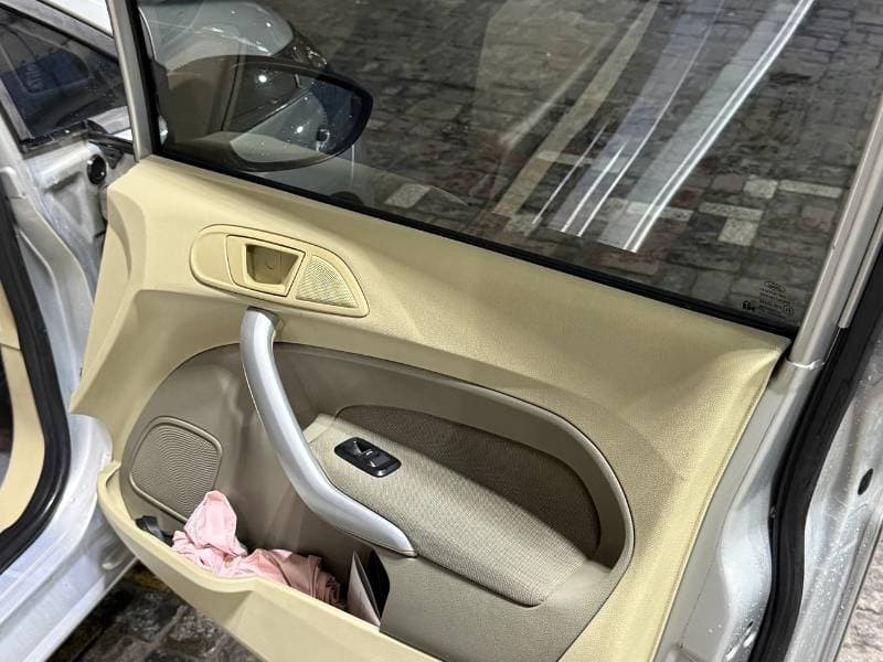 2013 Ford Fiesta AMBIENTE thumbnail 6