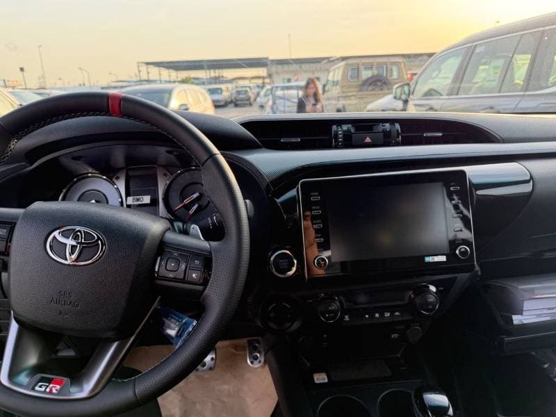 2025 Toyota Hilux GR SPORT thumbnail 4
