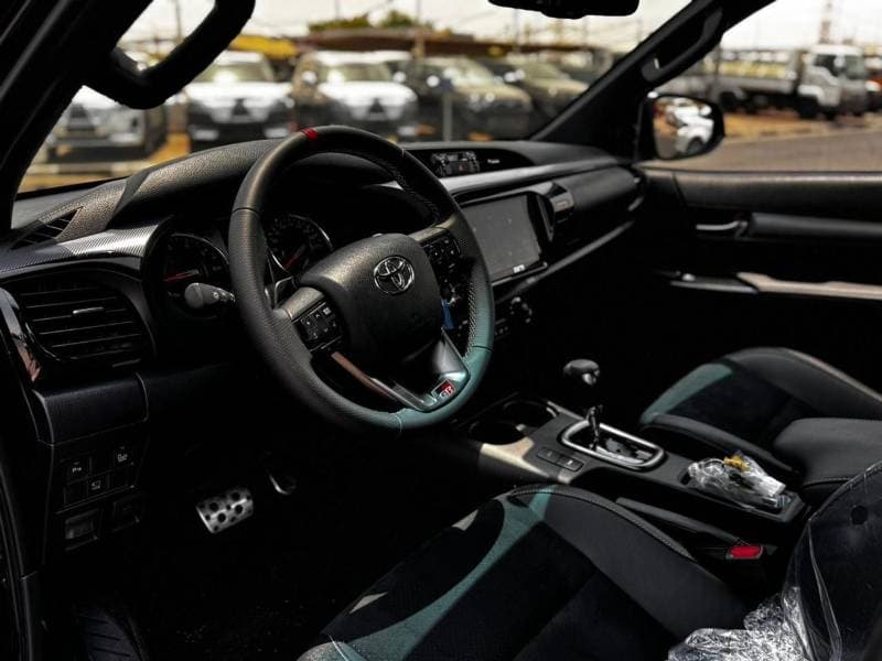 2025 Toyota Hilux GR SPORT thumbnail 8
