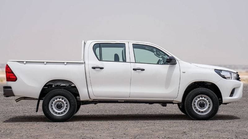 2025 Toyota Hilux thumbnail 2