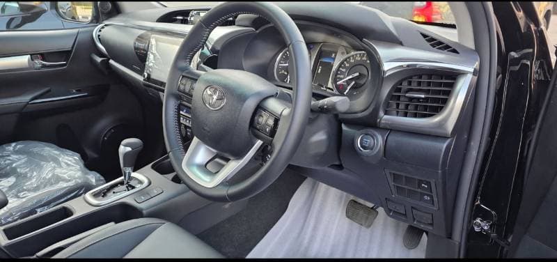 2025 Toyota Hilux SGLX thumbnail 2