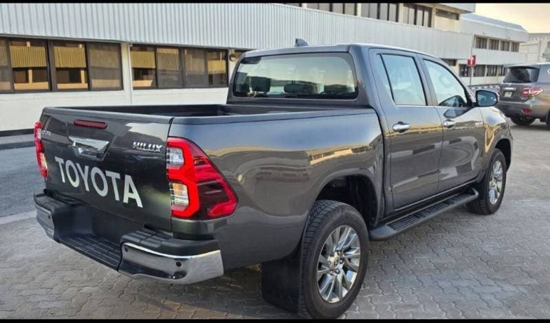 2025 Toyota Hilux SGLX thumbnail 4