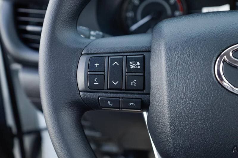 2026 Toyota Hilux DLX thumbnail 7