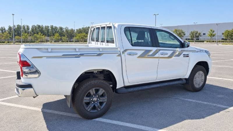 2025 Toyota Hilux SGLX thumbnail 3