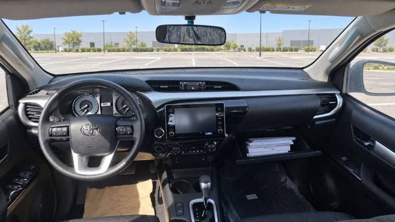 2025 Toyota Hilux SGLX thumbnail 6