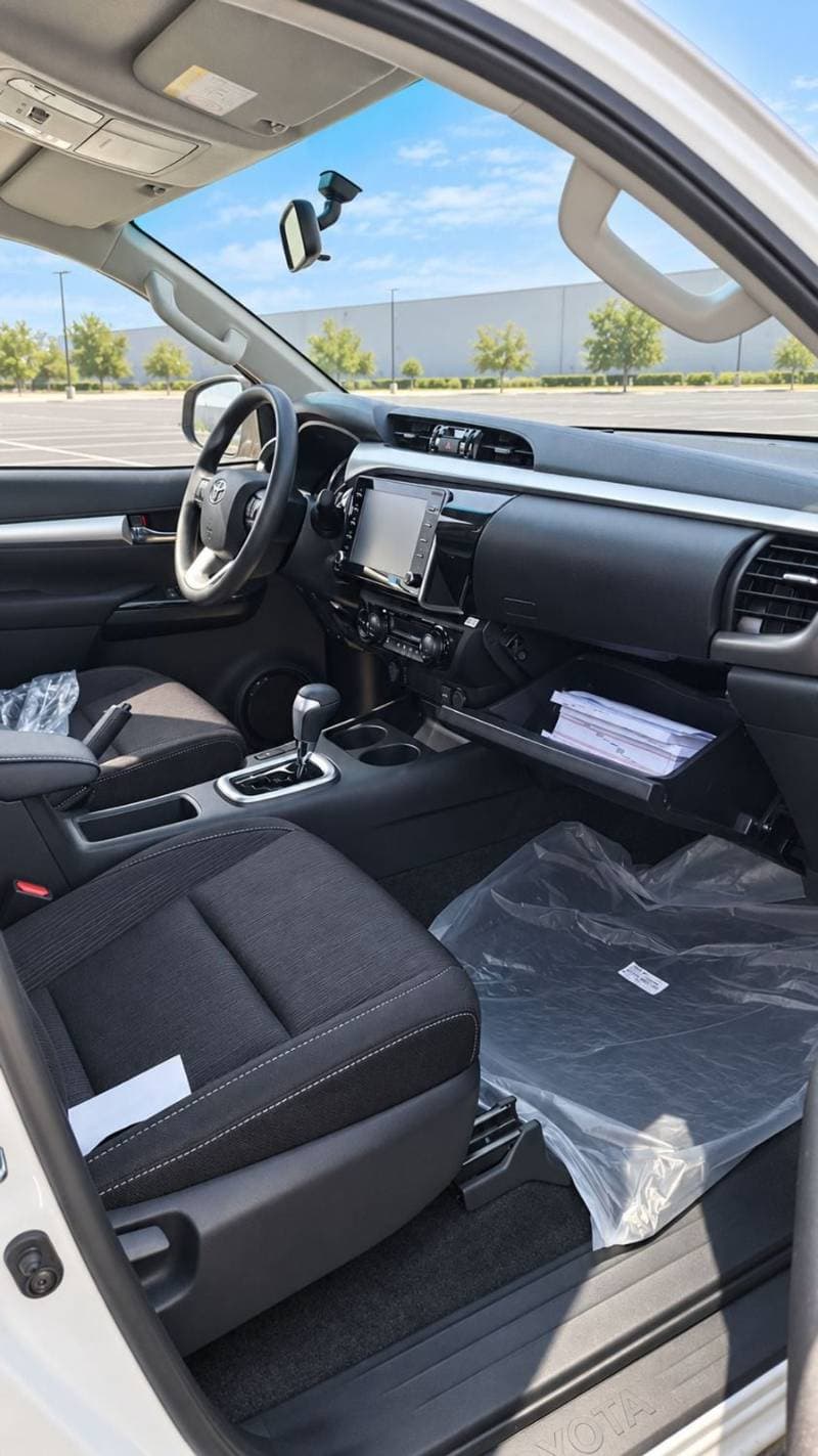 2025 Toyota Hilux SGLX thumbnail 4