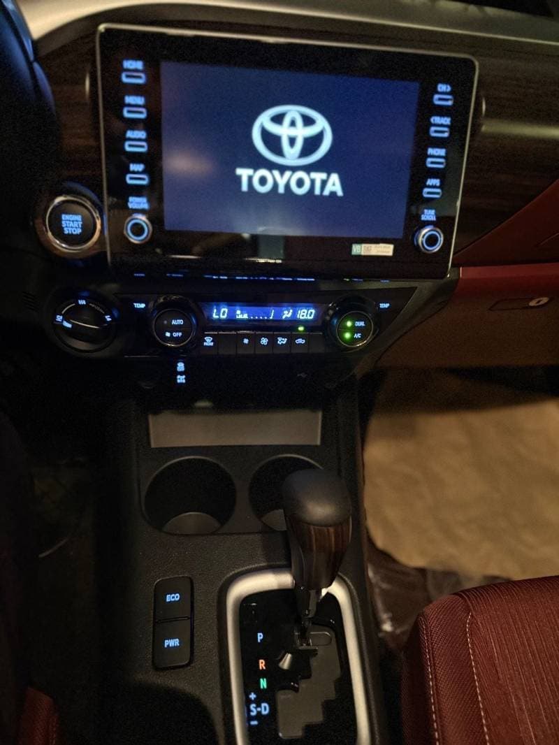 2026 Toyota Hilux HILUX VX 4.0 PETROL 2026 thumbnail 6