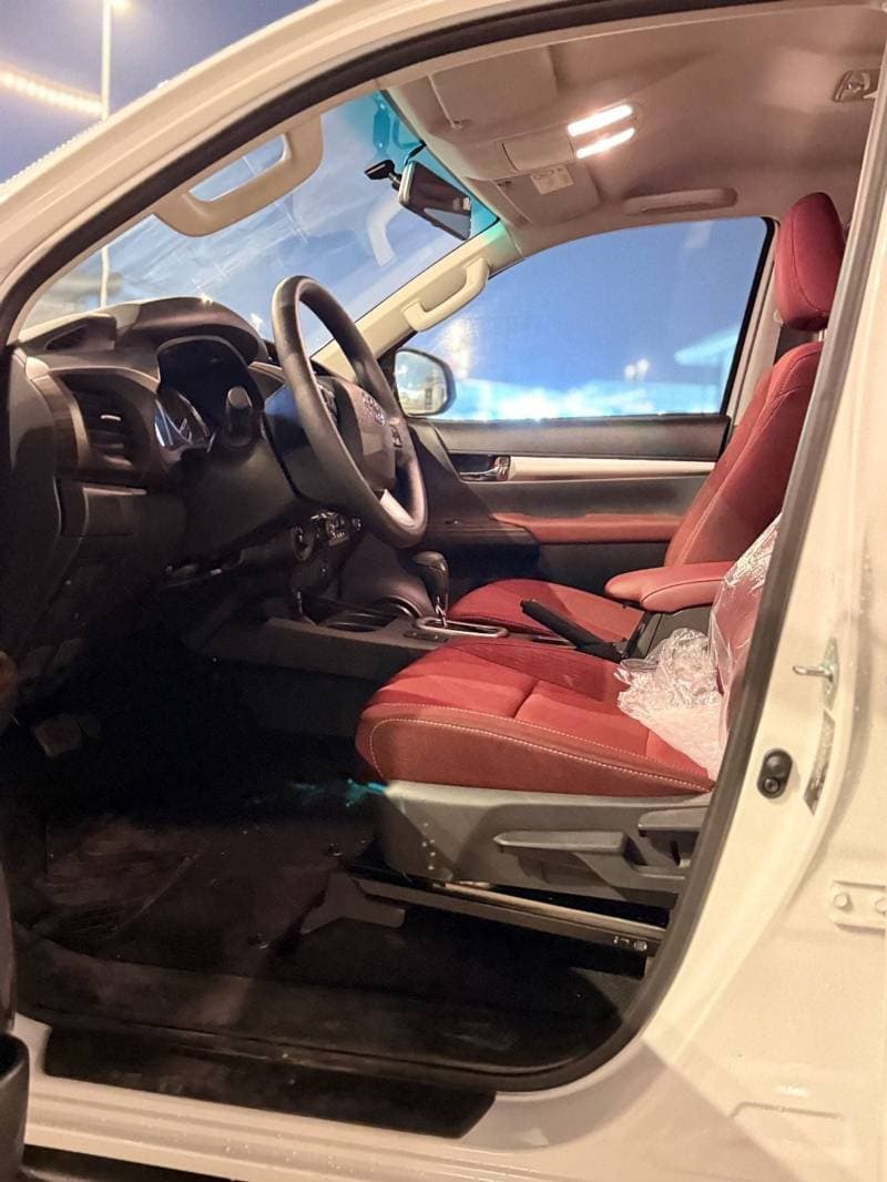 2026 Toyota Hilux HILUX VX 4.0 PETROL 2026 thumbnail 3