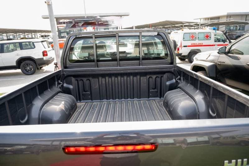 2025 Toyota Hilux GL thumbnail 8
