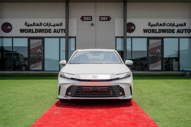 2025 Toyota Camry GLE HEV thumbnail 2