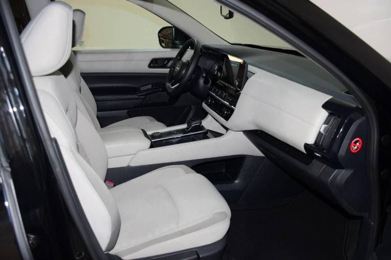 2025 Nissan Pathfinder S thumbnail 6