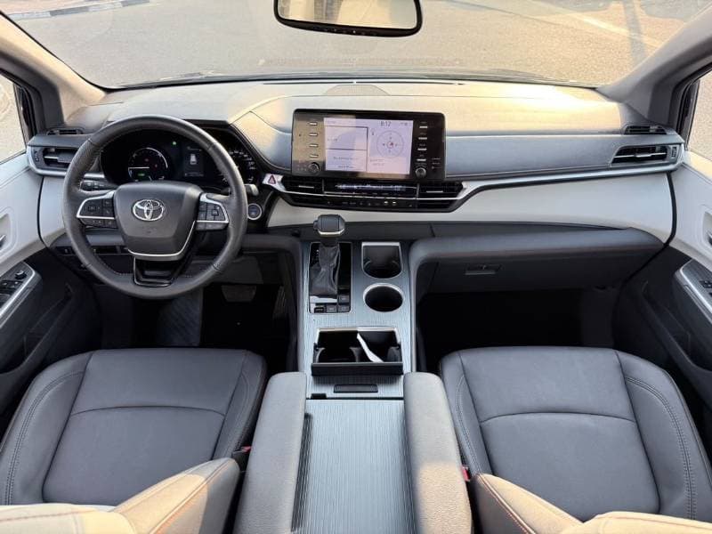 2023 Toyota Sienna XLE thumbnail 5