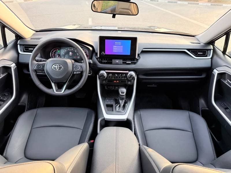 2025 Toyota RAV4 XLE thumbnail 5