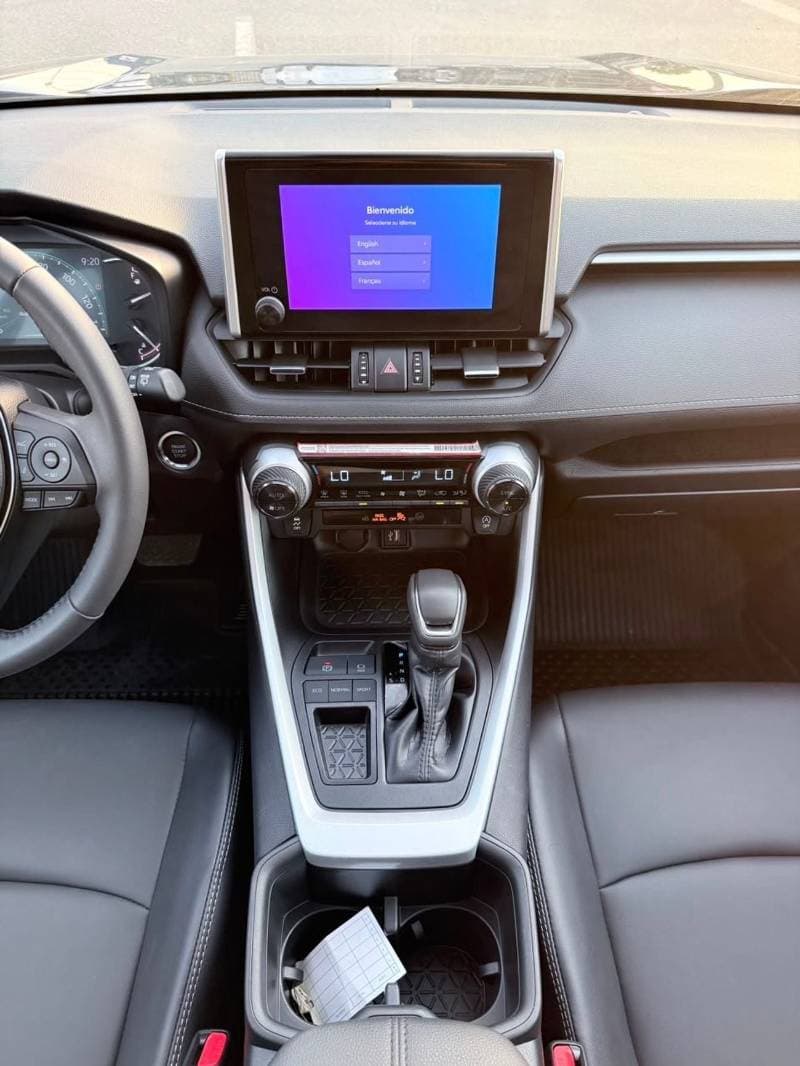 2025 Toyota RAV4 XLE thumbnail 7