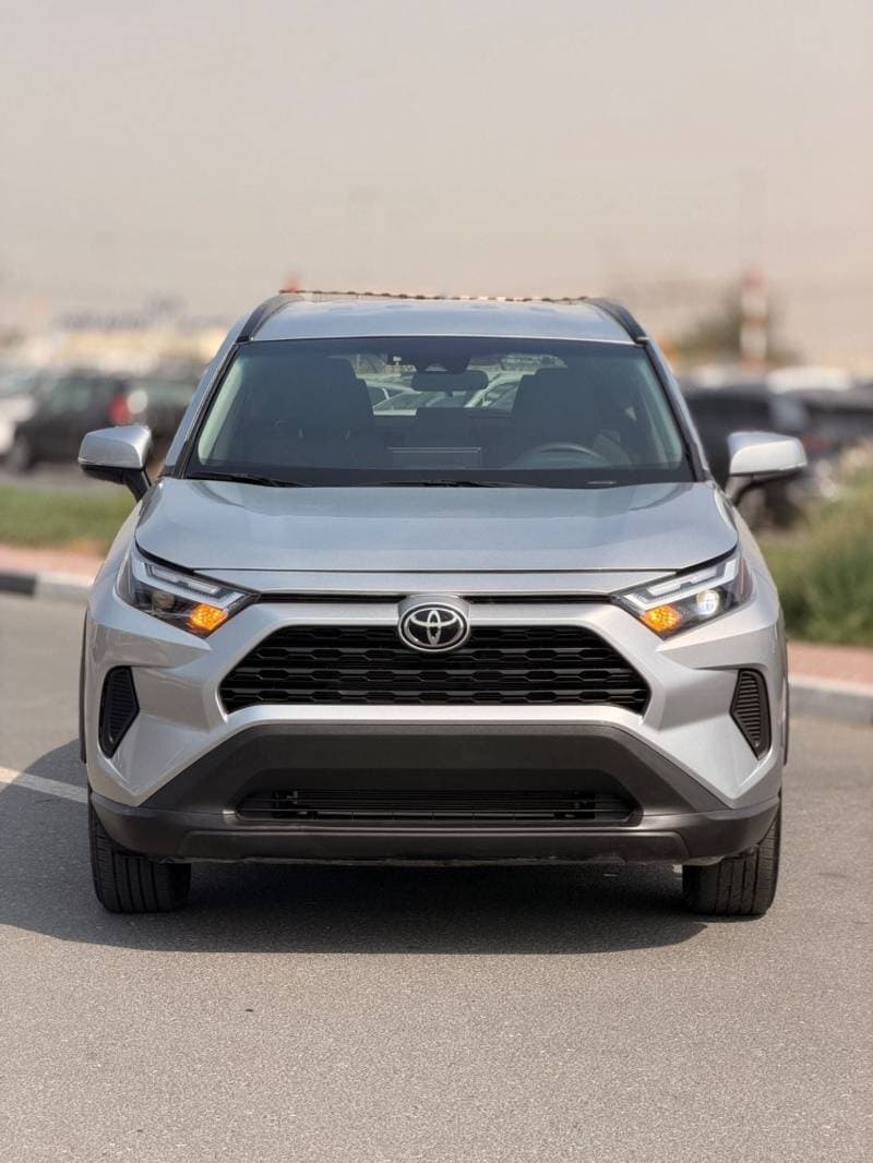 2025 Toyota RAV4 XLE thumbnail 2