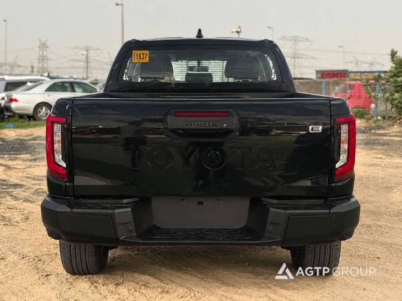 2027 Toyota Hilux GL thumbnail 3