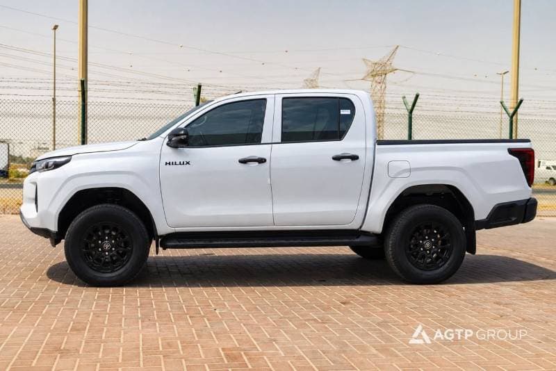 2027 Toyota Hilux GL thumbnail 3