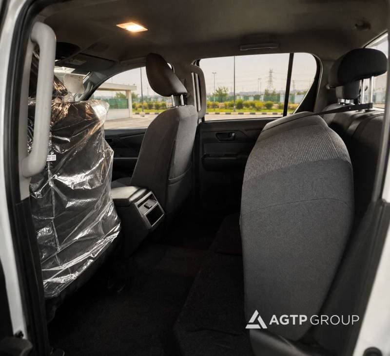 2027 Toyota Hilux GL thumbnail 8