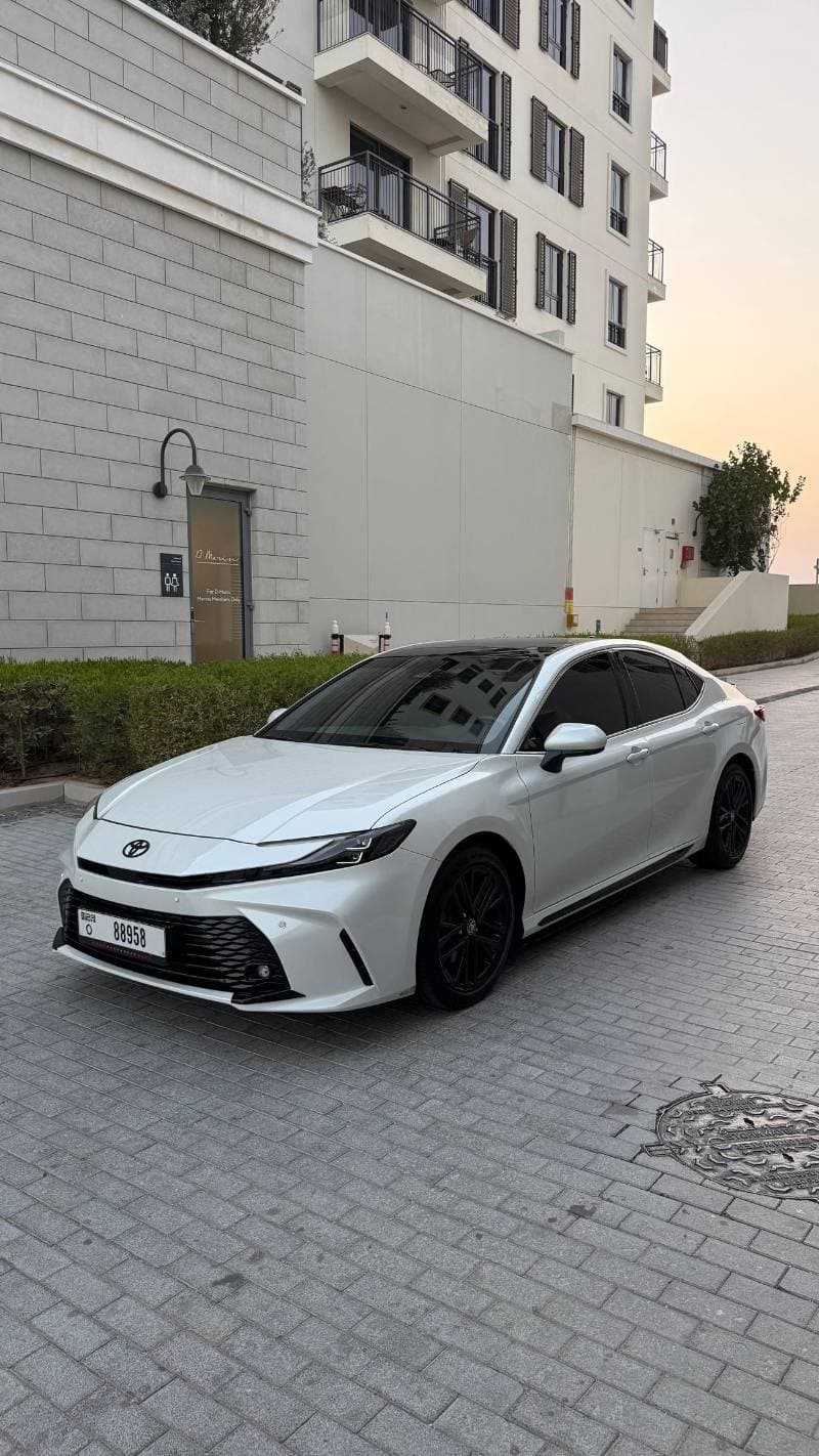 2025 Toyota Camry GLE thumbnail 2