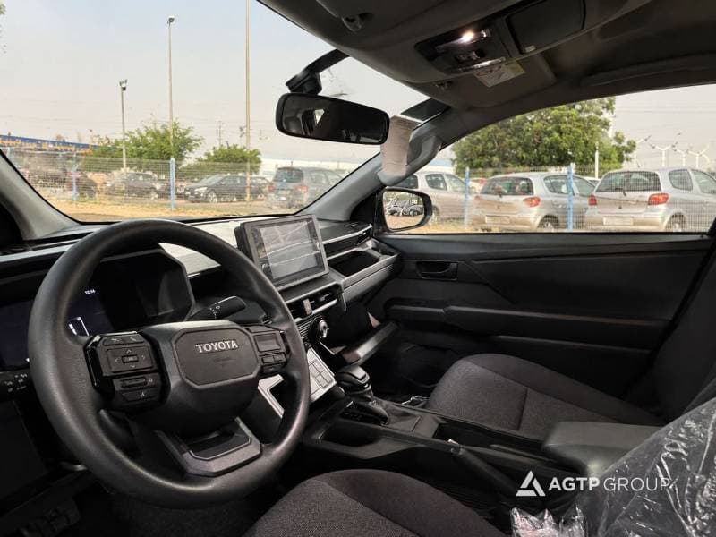 2027 Toyota Hilux GL thumbnail 6