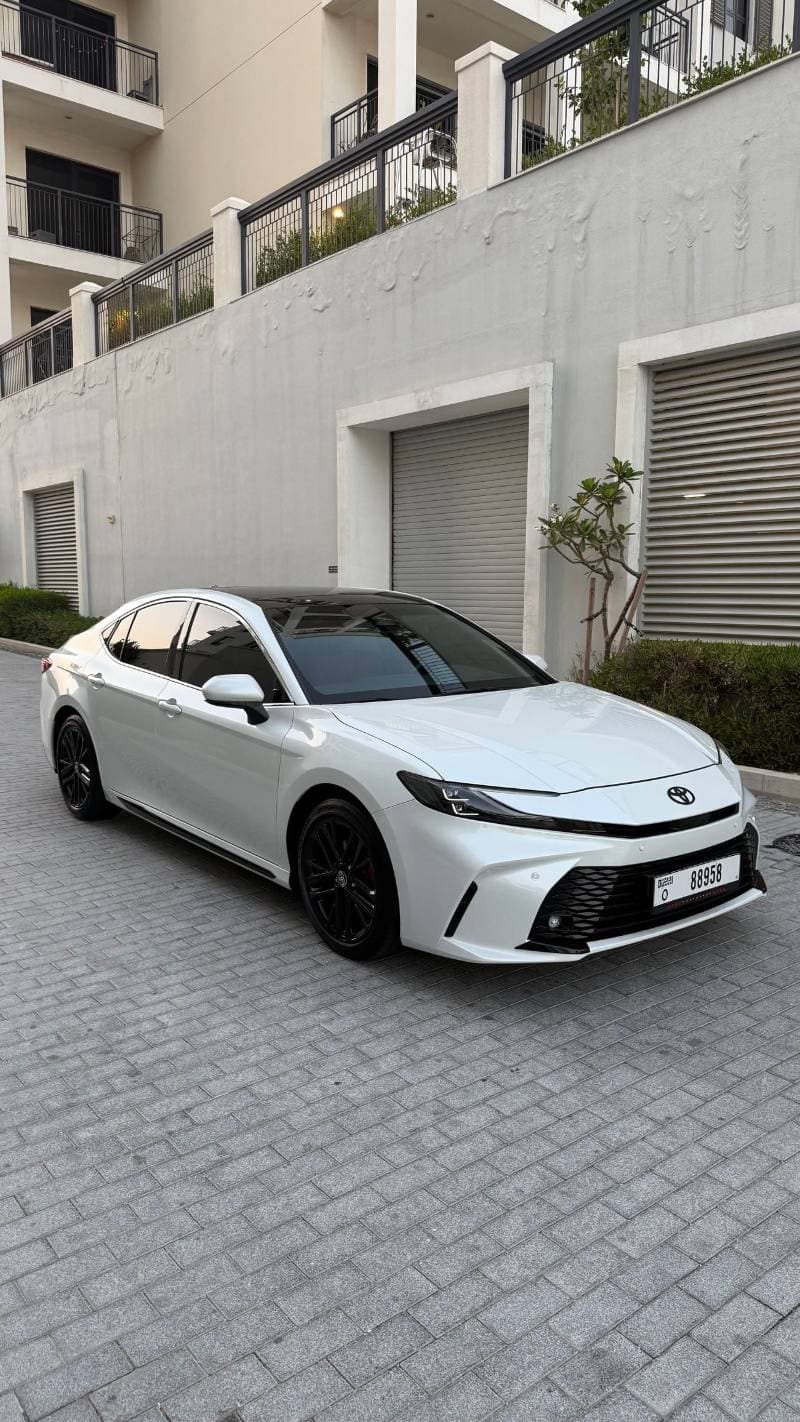 2025 Toyota Camry GLE thumbnail 3