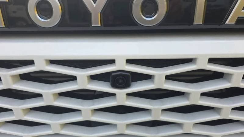 2026 Toyota Hilux Hilux E 2.8L MT thumbnail 3