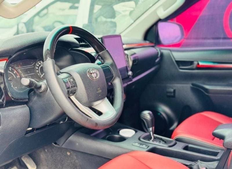 2017 Toyota Hilux GLX thumbnail 8