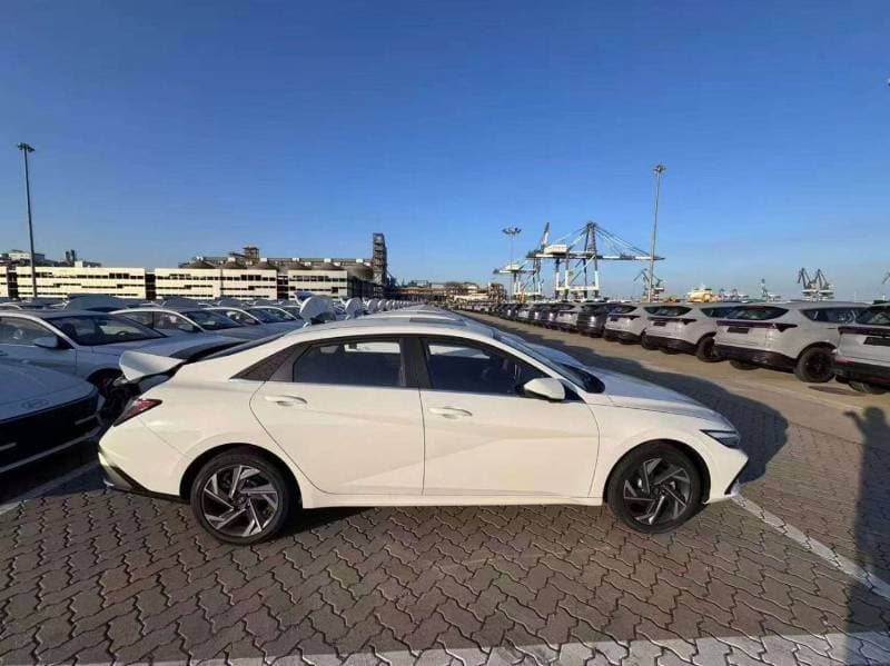 2025 Hyundai Elantra thumbnail 2